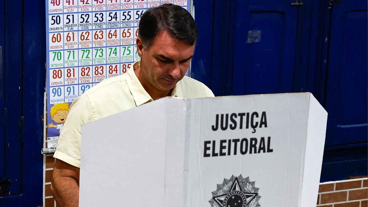 Las investigaciones que cercan a Flávio Bolsonaro, fugado a Estados Unidos