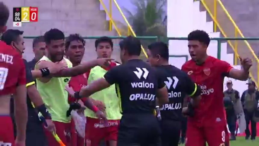 Jugadores de Sport Huancayo reclamaron airadamente al árbitro Bruno Pérez tras la derrota ante Juan Pablo II