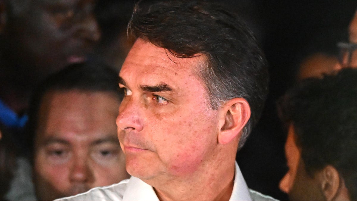 Flávio Bolsonaro llega a Miami tras dejar Brasil pese a impedimento judicial