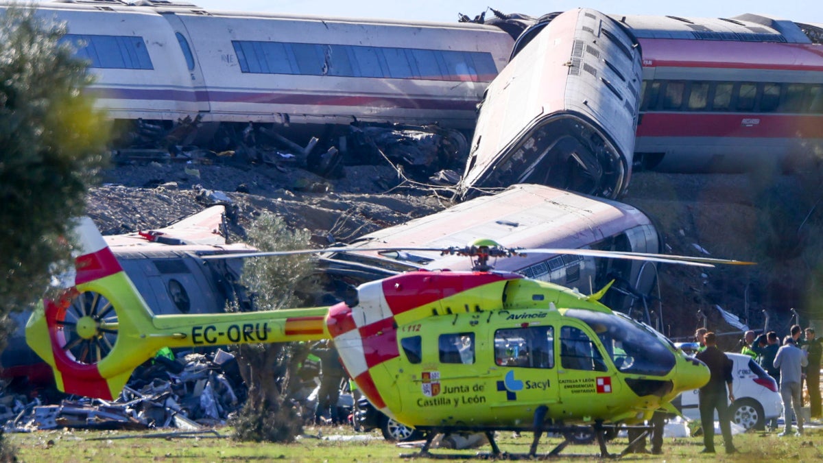 Tragedia en España: impactantes imágenes revelan la magnitud del accidente ferroviario en España [FOTOS]