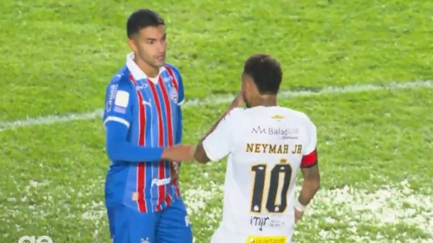 Dos partidos de sanción a Neymar por cubrirse la boca en una discusión con un rival en el Brasileirao