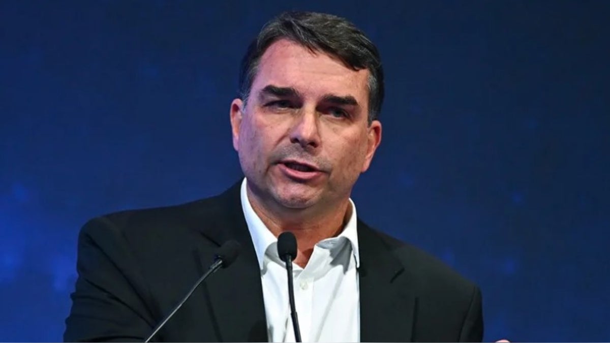 Flávio Bolsonaro llegó a Estados Unidos y se declara "verdadero presidente electo de Brasil"