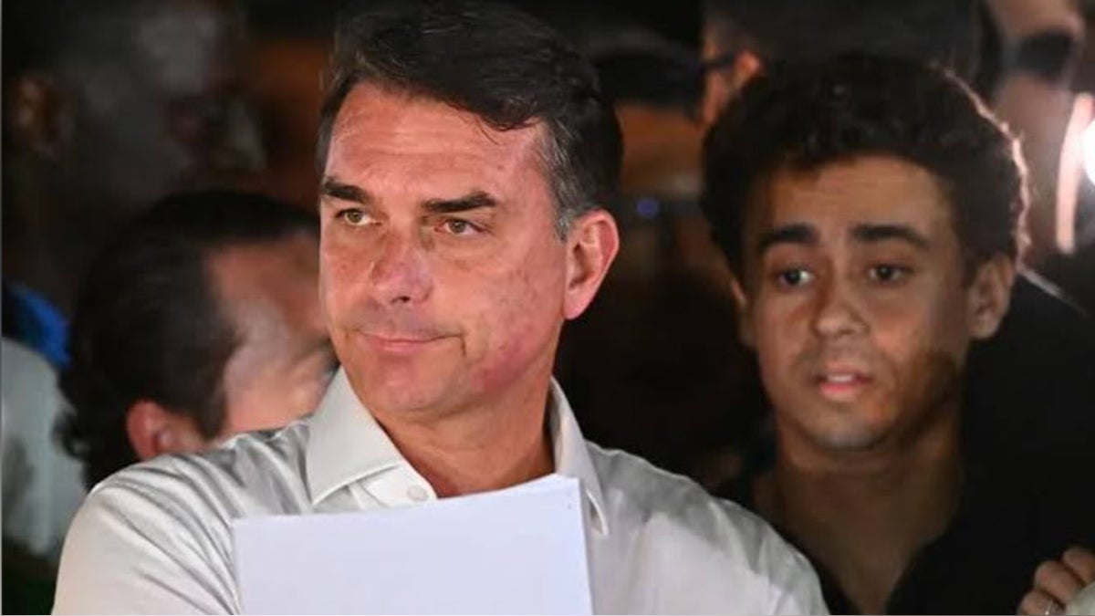 Flávio Bolsonaro rompe su silencio tras ir a EE.UU.: "Mi país no merece volver a pasar por esta vergüenza internacional"