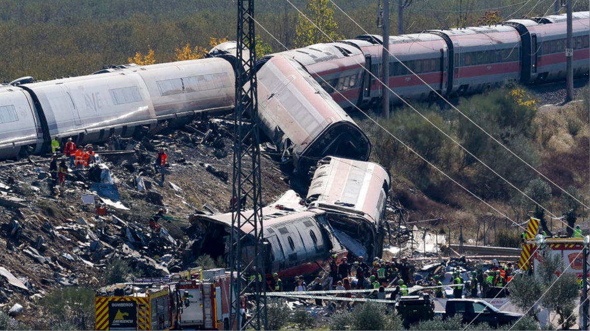 La caída del sistema, una orden errónea y la omisión de protocolos: lo que se sabe del choque de trenes en España que deja al menos 68 muertos