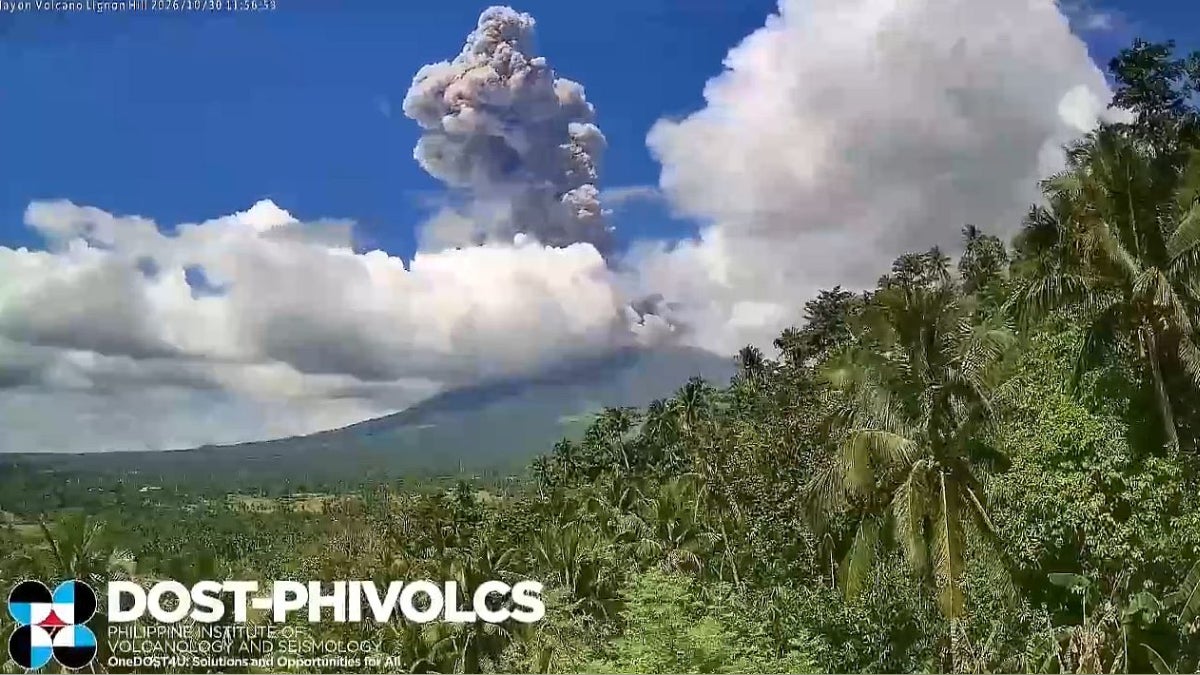 Alarma en Filipinas: el volcán Mayón entró en erupción y expulsó columnas de ceniza de tres kilómetros [VIDEO]