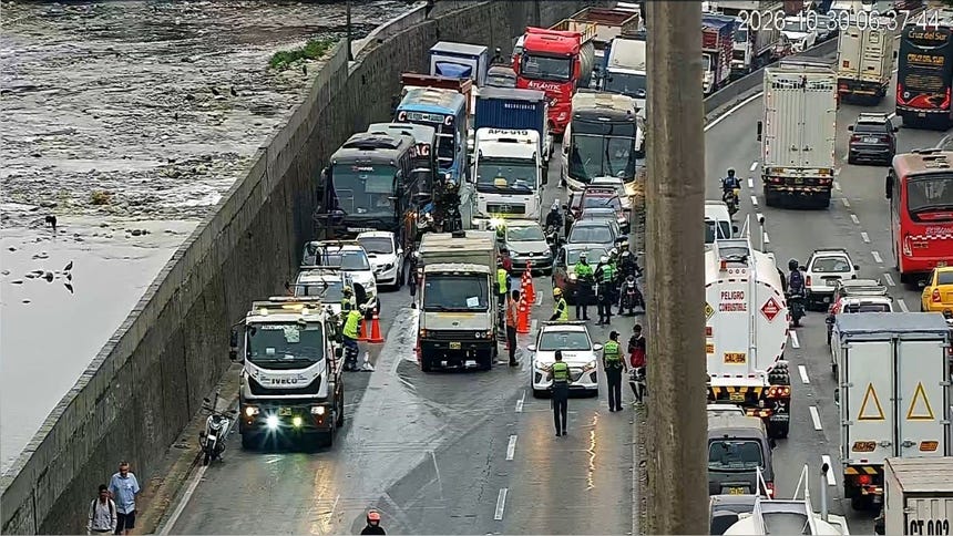 Gran congestión vehicular en la Vía de Evitamiento por derrame de combustible en la autopista