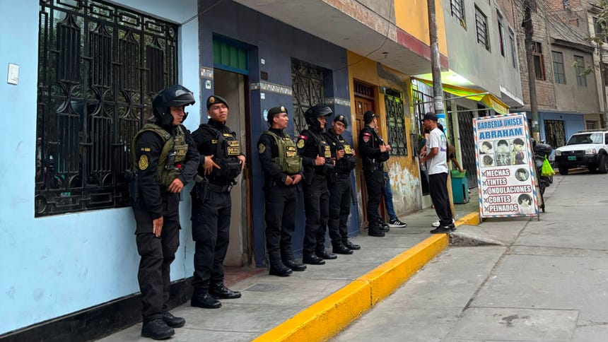 El Agustino: La Policía interviene una vivienda donde se guardaban celulares robados