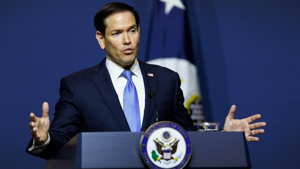 Marco Rubio niega que EE.UU. facilitara la salida de Brasil de Flávio Bolsonaro