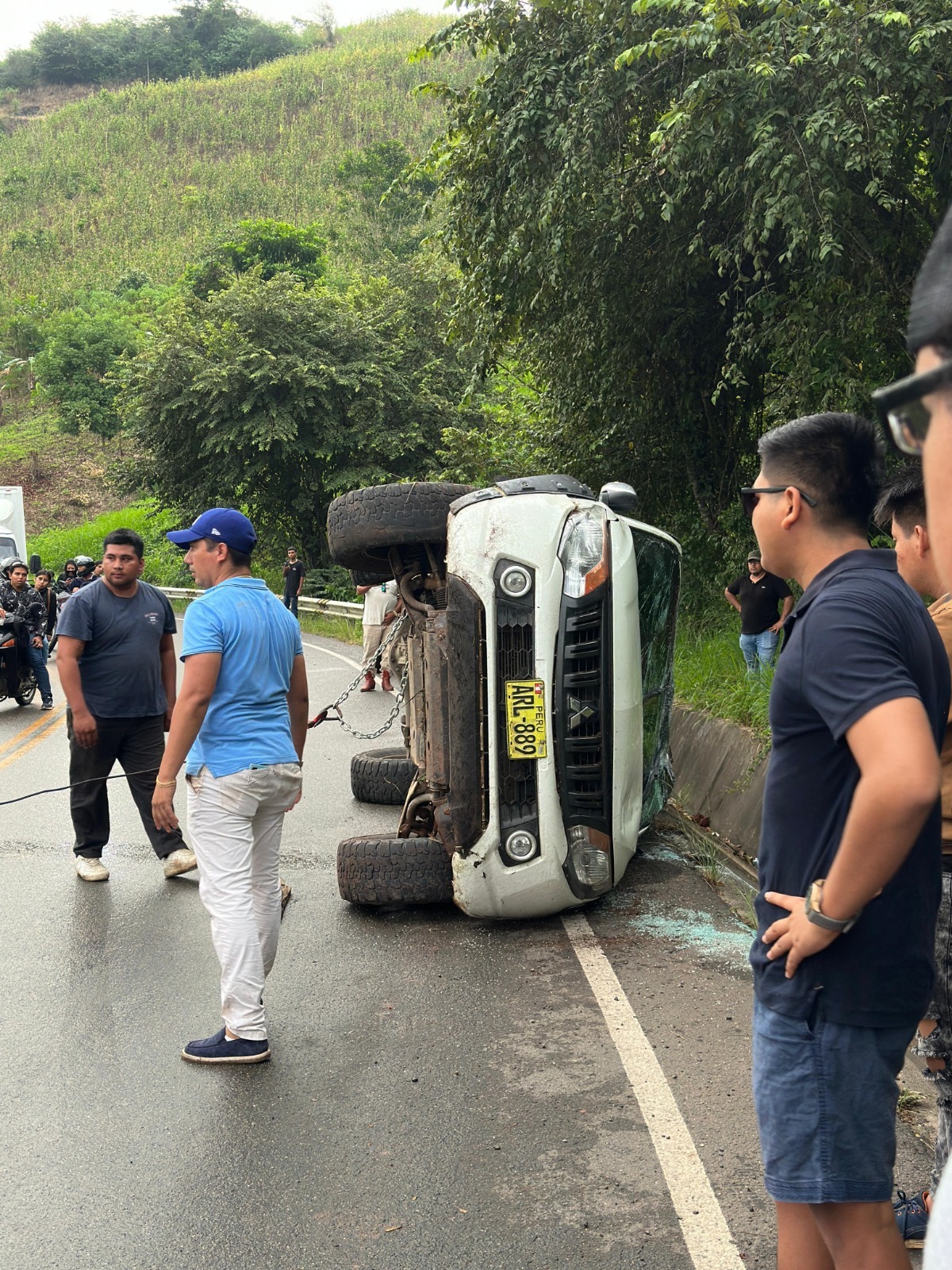 Auto se despista y cae en cuneta de carretera - Noticias ...